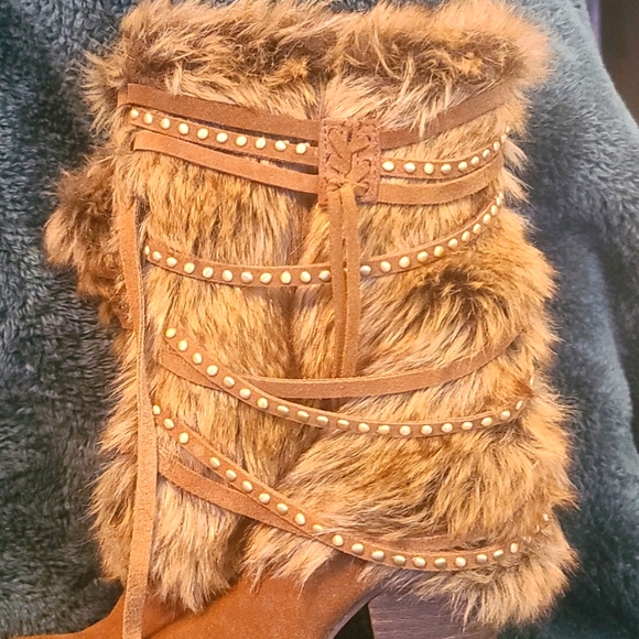 Shoes - Picture 7 of 8